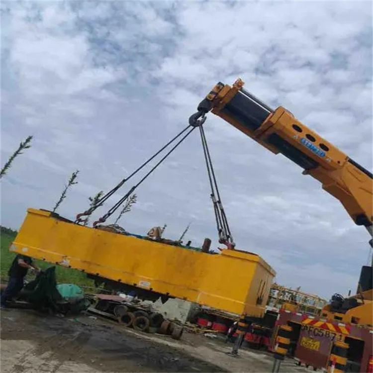 云梦吊运集装箱的吊车